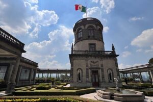 100% private tour in Chapultepec Castle & around (with transport) - Bosque de Chapultepec archaeology stop: petroglyphs, water boxes, and Moctezuma baths