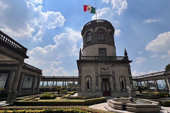 100% private tour in Chapultepec Castle & around (with transport) - Bosque de Chapultepec archaeology stop: petroglyphs, water boxes, and Moctezuma baths