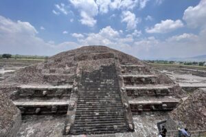 100% Private Tour in Teotihuacán Pyramids from Mexico City - Walking the Avenue of the Dead to the Pyramid of the Sun and Moon