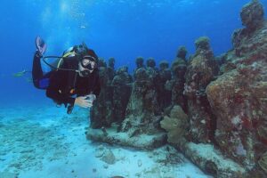 2 Tanks Dives Cancun Underwater Museum for Certified Divers - Small group cap of six: the real comfort factor
