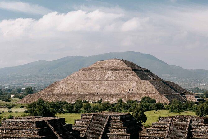3X1 Teotihuacan, Basilica of Guadalupe, Tlatelolco and Tequila Tour - Teotihuacan’s pyramids and the Calzada de los Muertos walk