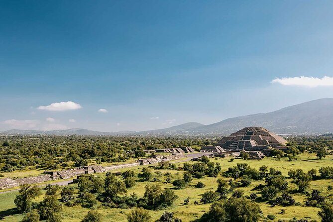 3X1 Teotihuacan, Basilica of Guadalupe, Tlatelolco and Tequila Tour - The Basilica of Santa María de Guadalupe: pilgrimage, art, and a major city view