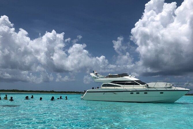4 Hour - 47' Azimut, Tulum, Playa del Carmen, Riviera Maya - Entertainment onboard: karaoke and the sound system