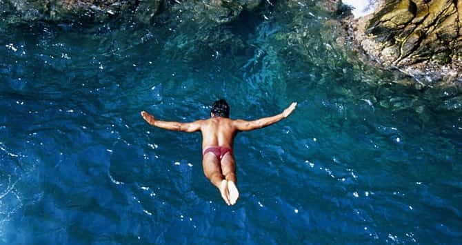 <em>4-Hour Sightseeing Tour for Hotels Only – Key things that make this tour worth your time’ /></p>
<ul>
<li><strong>Hotel-zone pickup that saves you hassle</strong> before you even start exploring</li>
<li><strong>Chapel of Peace + Trouyet Cross</strong> for that classic Acapulco viewpoint moment</li>
<li><strong>Las Brisas residential neighborhood</strong> with camera-ready angles from the hills</li>
<li><strong>A main shopping street stop with complimentary drinks</strong> while the bus keeps rolling</li>
<li><strong>A scheduled 13:00 cliff-jump show</strong> as a centerpiece activity</li>
<li><strong>Diego Rivera mosaic mural + multiple view stops</strong> to round out the city picture</li>
</ul>
<h2 id="starting-with-hotel-pickup-where-the-day-gets-easier">Starting with hotel pickup: where the day gets easier</h2>
<p><img width="800" height="533" decoding="async" src=