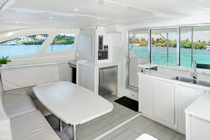 4H Luxury 44' Catamaran All-Inclusive in Tulum & Playa del Carmen - Staff and service: when the crew makes the day