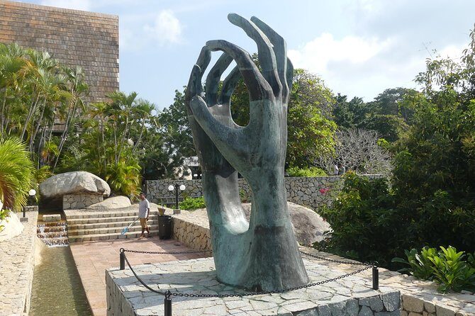 4hr Fun Guide Tour For Cruisers or Hotels Guests with Divers Show - Diego Rivera at the Dolores Olmedo house: the mosaic facade stop