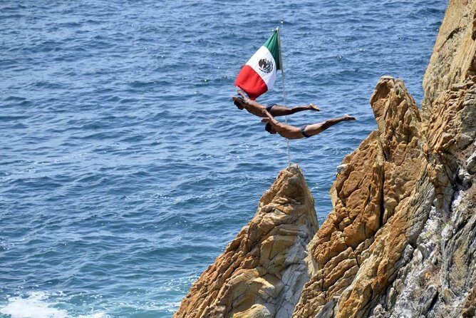 6 Hour Fun-Filled Tour Perfect for Cruise Travelers & Hotel Stays - Stop 5: Caleta y Caletilla beach break for drinks, lunch, and Wi‑Fi