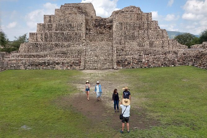 A not crowded Archaeological tour in Cañada de la Virgen - Otomi Builders and the 500 A.D. Astronomy Behind the Site