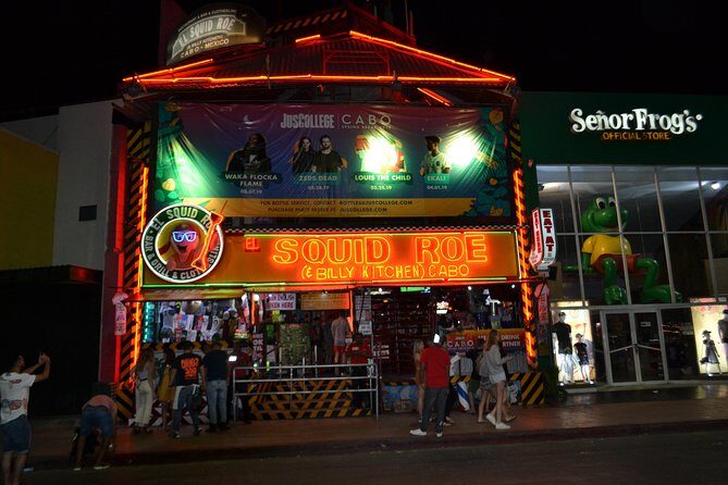 All you can drink (3 hrs) - El Squid Roe Los Cabos - Inside the party: two floors, loud music, and lights that can be a lot