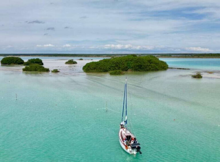 Bacalar: 4hr Private Sailing Tour with Guacamole & Drinks - On the water: what the lagoon route is really like