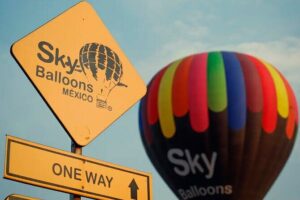Balloon adventure: transfer+breakfast in the cave+guided pyramids - Coffee, bread, and balloon check-in with Sky Balloons México
