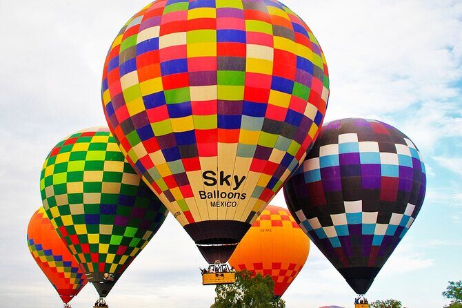 Balloon adventure: transfer+breakfast in the cave+guided pyramids - La Cueva Teotihuacán breakfast: Mexican food in a natural grotto