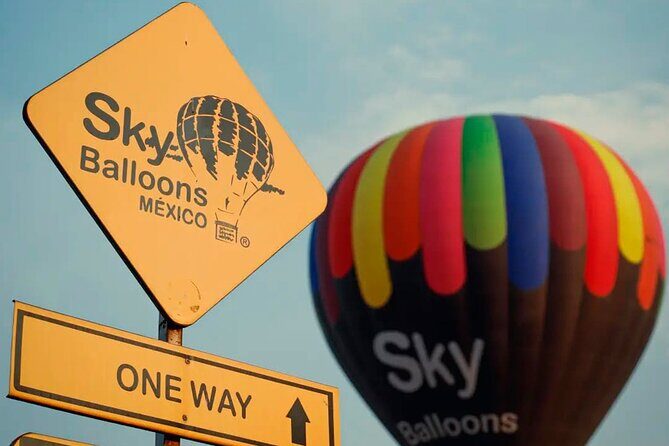 Balloon adventure: transfer+breakfast in the cave+guided pyramids - Coffee, bread, and balloon check-in with Sky Balloons México