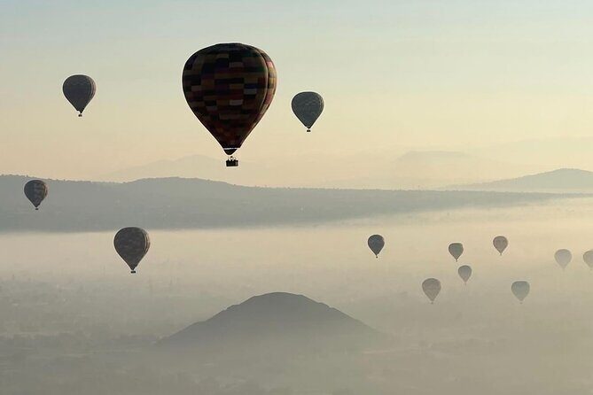 Balloon flight + Breakfast + Transportation from CDMX (SMALL GROUP) - Vive Vuela Teotihuacan: coffee check-in, inflation photos, then a 45-minute flight