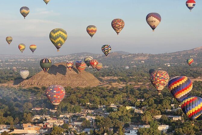 Balloon flight in Teotihuacan from Mexico City - San Juan balloonport routine: registration, instructions, and landing toast