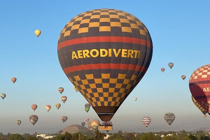 Balloon flight + Transportation + Breakfast in Cave or buffet + Pyramids - Regional liquor tasting: a short local flavor moment