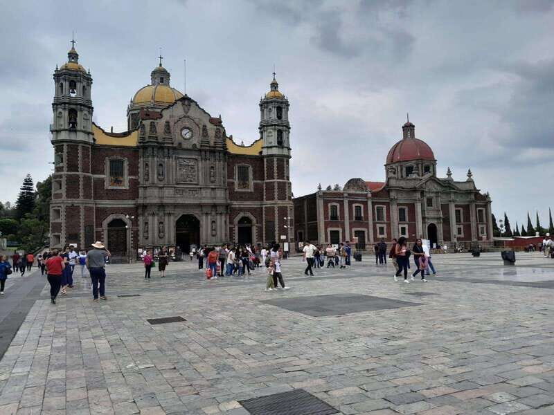 Basilica de Guadalupe: Complete Walking Tour - Spot the purple guide at La Guadalupana (and avoid the wrong store)