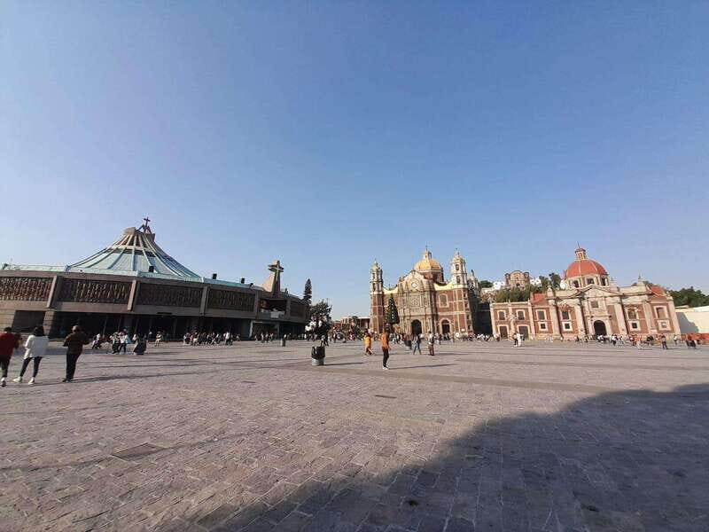 Basilica de Guadalupe: Complete Walking Tour - Inside the New Basilica: seeing the Virgin image up close