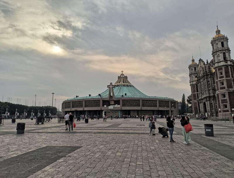 Basilica de Guadalupe: Complete Walking Tour - Enter the Old Basilica and understand why Guadalupe matters