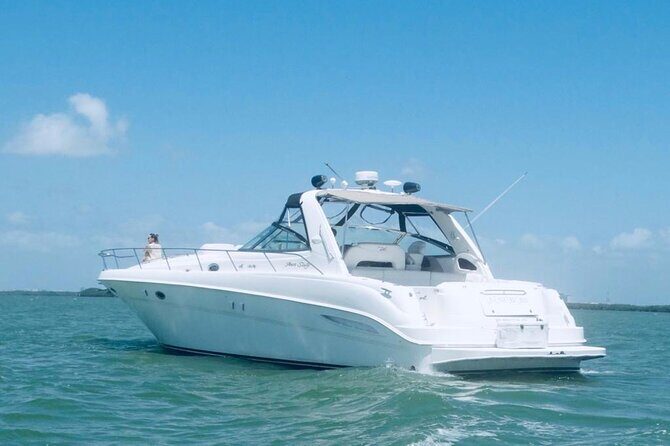 Beautiful Yacht SeaRay 48ft / 15PAX 25P16 - Onboard comfort that actually helps in Cancun heat