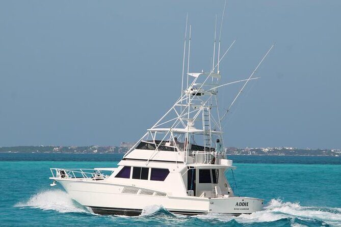 Biggest Luxury Yacht Boat Best in Cancun up to 28 pax - Food, Drinks, and Music: How to Make It Feel Like Your Party