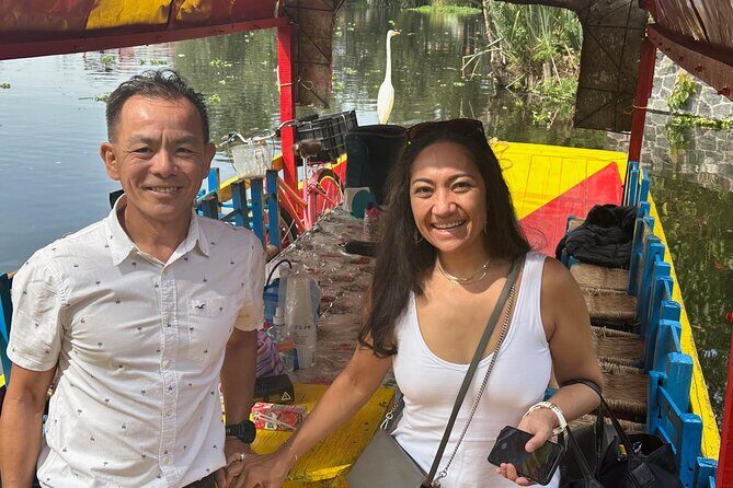 Boat tour in Mexico City with Live Guide with Food and Drinks - Your Live Guide and the Stories You’ll Hear Mid-Cruise