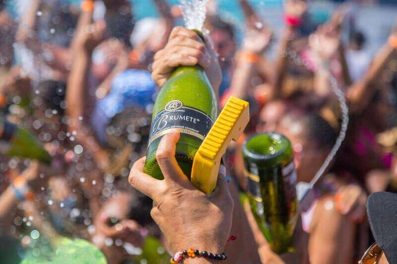 Cabo San Lucas: Hip Hop Boat Party with Unlimited Drinks - The champagne shower finish: photos, energy, and what to expect at the end