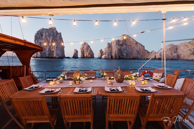 Cabo San Lucas Luxury Sailing Yacht and Dinner with a Chef - Sailing past the Arch of Cabo San Lucas: the 30-minute Land’s End moment