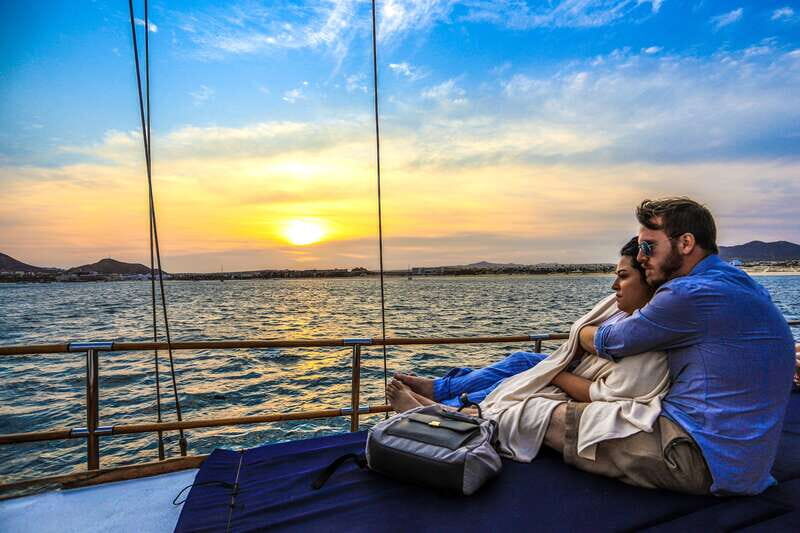 Cabo San Lucas: Sunset Yacht Cruise w/Chef Dinner & Open Bar - Where dinner and views fit together (so you don’t miss the sky)