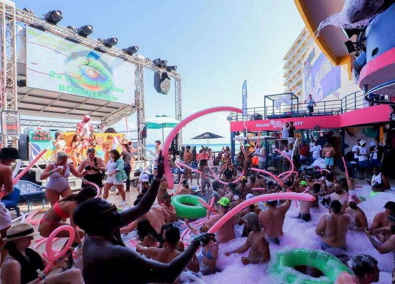 Cancún: Coco Bongo Beach Party Experience - Service, Staff, and the Vibe Inside the Venue