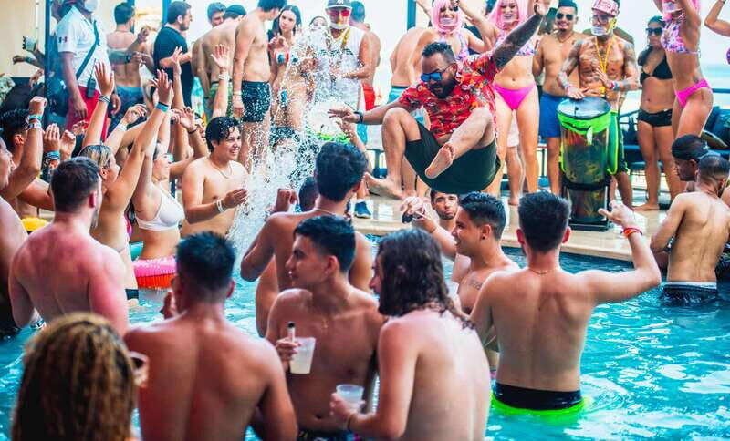 Cancún: Coco Bongo Beach Party Experience - Performances and Party Energy: DJs, Acrobats, and Technology Stunts