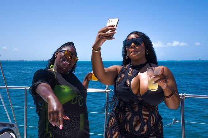 Catamaran Booze Party With Open Bar in Cancun - Lunch On Board: What to Expect When It’s Included