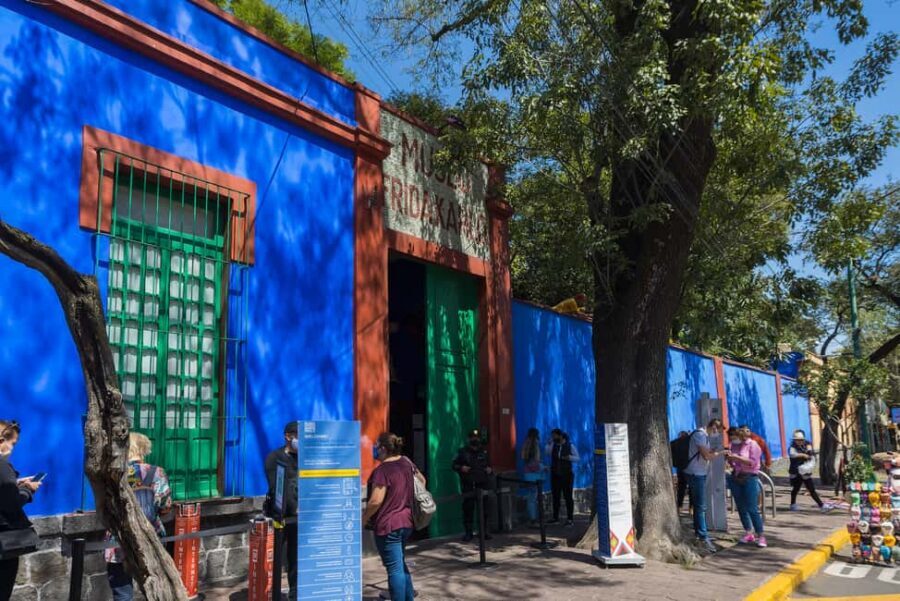 CDMX: Coyoacán, UNAM, Xochimilco, and optional Frida Kahlo Museum - UNAM’s Ciudad Universitaria: murals and a stadium that looks like a volcano