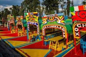 CDMX Enjoy a unique tour of Xochimilco and Coyoacán - UNAM’s central campus murals: the art stop that turns into a story
