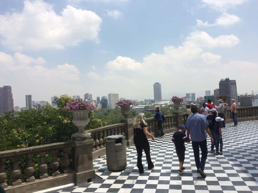 Chapultepec Castle & Anthropology Museum Prívate Tour - Meeting at Estela de Luz: start with an easy landmark