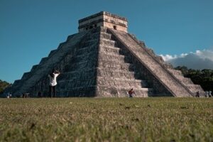 Chichén Itzá, Cenote and Valladolid with Lunch and transportation - Entering Chichén Itzá with expert archaeology guides