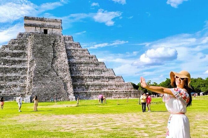 Chichén Itzá, Cenote Suytún & Cenote Ik-kil Expedition - Getting There in a Group: Pickup, Waiting, and Bus Comfort