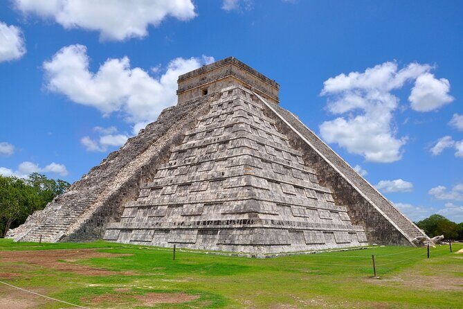 Chichen Itza Early Access Private Tour with Buffet Lunch - Entering the ruins: Temple of the Warriors, ball court, and El Castillo
