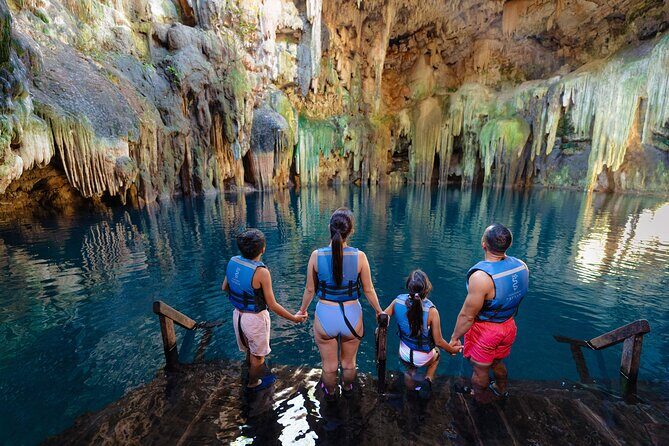 Chichen Itza Guided Historical Tour with Lunch Included - Guide and group vibe: bilingual delivery and pacing