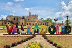 Chichen Itza Ik kil and Suytun Cenote Tour from Cancun - Stop 1: Ik Kil Cenote swimming with 40-meter depth