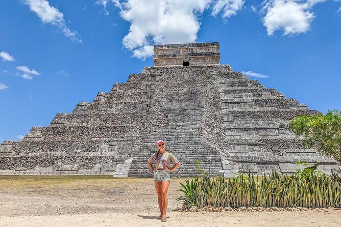Chichen Itza Ik kil and Suytun Cenote Tour from Cancun - Valladolid: one hour in a colonial square stop