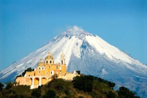 Cholula Magical Twon on a Traditional Tram from Puebla - The big first impression: pirámide de Cholula from the tram window