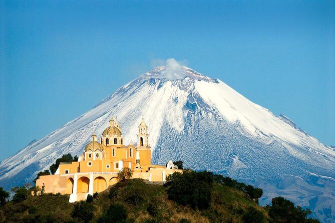 Cholula Magical Twon on a Traditional Tram from Puebla - The big first impression: pirámide de Cholula from the tram window