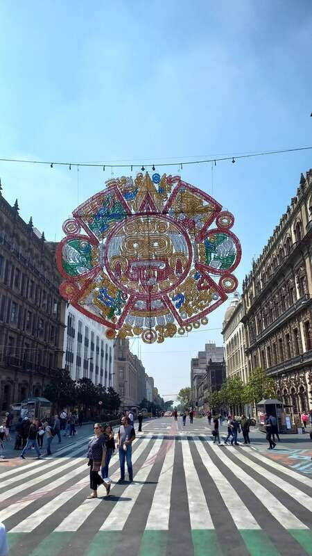 Ciudad de Mexico: Historia y vida moderna en la capital - Zócalo and the Cathedral: where Mexico City shows its official face