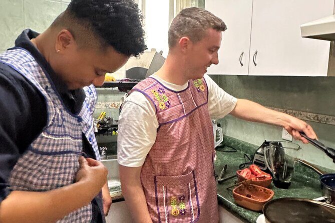 Class of Sauces and Tortillas in Mexico City - Small group size and the guide experience (why it feels personal)