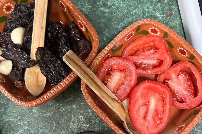 Class of Sauces and Tortillas in Mexico City - From peppers to sauce: how the four salsas work
