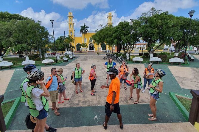 Cozumel: City Tour by E-bike - Stop 1: 3 De Mayo Park and the Corpus Christi Church moment
