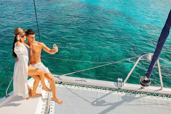 Cozumel Luxury Sailing & Snorkeling with Lunch and Open Bar Onboard - Group size, crowding, and motion on a catamaran