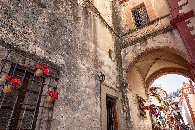 Cuernavaca and Taxco Tour from Mexico City - Guides, bilingual explanations, and what you’ll likely feel on the ground