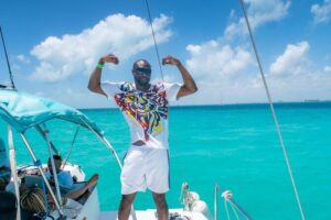 Deluxe Catamaran Tour to Isla Mujeres, Drinks, Snorkeling, Buffet - On Board the Catamaran: Music, Unlimited Drinks, and Seating Reality